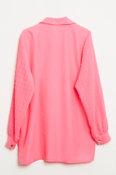 Ένα μοντέλο χονδρικής πώλησης ρούχων φοράει 44582 - Shirt - Fuchsia, τούρκικο Πουκάμισο χονδρικής πώλησης από Robin