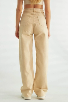 Bir model, Robin toptan giyim markasının ROB10042 - Trousers - Beige toptan Pantolon ürününü sergiliyor.