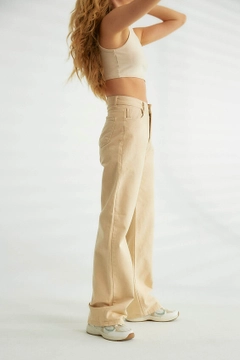 Una modella di abbigliamento all'ingrosso indossa ROB10042 - Trousers - Beige, vendita all'ingrosso turca di Pantaloni di Robin