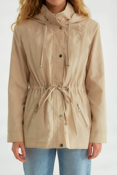 Ein Bekleidungsmodell aus dem Großhandel trägt ROB10146 - Coat - Stone Color, türkischer Großhandel Mantel von Robin