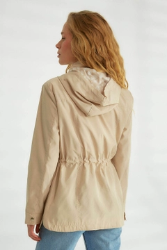 Модел на дрехи на едро носи ROB10146 - Coat - Stone Color, турски едро Палто на Robin