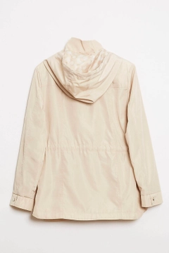 Ein Bekleidungsmodell aus dem Großhandel trägt ROB10147 - Coat - Light Stone Color, türkischer Großhandel Mantel von Robin