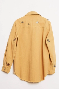 Ein Bekleidungsmodell aus dem Großhandel trägt ROB10148 - Jacket - Camel, türkischer Großhandel Mantel von Robin