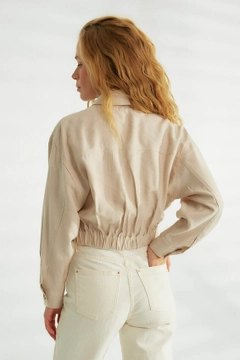 Bir model, Robin toptan giyim markasının ROB10150 - Coat - Stone Color toptan Kaban ürününü sergiliyor.