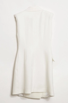 Bir model, Robin toptan giyim markasının ROB10121 - Dress - Ecru toptan Elbise ürününü sergiliyor.