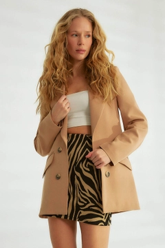 Bir model, Robin toptan giyim markasının ROB10137 - Jacket - Camel toptan Ceket ürününü sergiliyor.