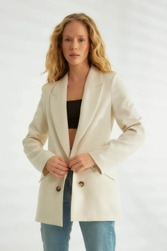 Bir model, Robin toptan giyim markasının ROB10138 - Jacket - Stone Color toptan Ceket ürününü sergiliyor.