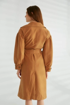 Un mannequin de vêtements en gros porte ROB10243 - Trench Coat - Camel, Trench-Coat en gros de Robin en provenance de Turquie