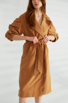 Una modella di abbigliamento all'ingrosso indossa ROB10243 - Trench Coat - Camel, vendita all'ingrosso turca di Impermeabile di Robin