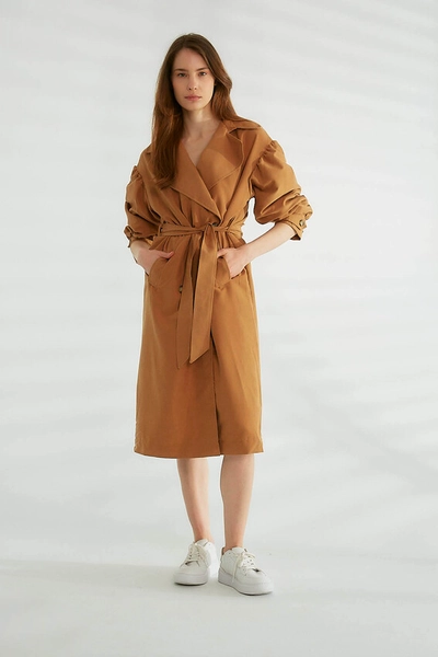 A model wears ROB10243 - Trench Coat - Camel, wholesale Trenchcoat of Robin to display at Lonca