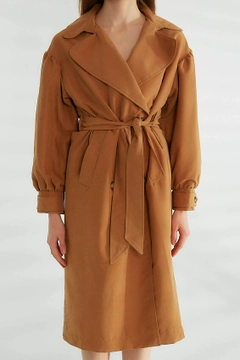 Bir model, Robin toptan giyim markasının ROB10243 - Trench Coat - Camel toptan Trençkot ürününü sergiliyor.