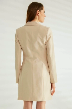 Bir model, Robin toptan giyim markasının ROB10249 - Jacket - Stone Color toptan Ceket ürününü sergiliyor.