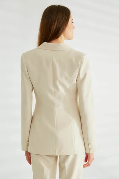 Bir model, Robin toptan giyim markasının ROB10255 - Jacket - Stone Color toptan Ceket ürününü sergiliyor.