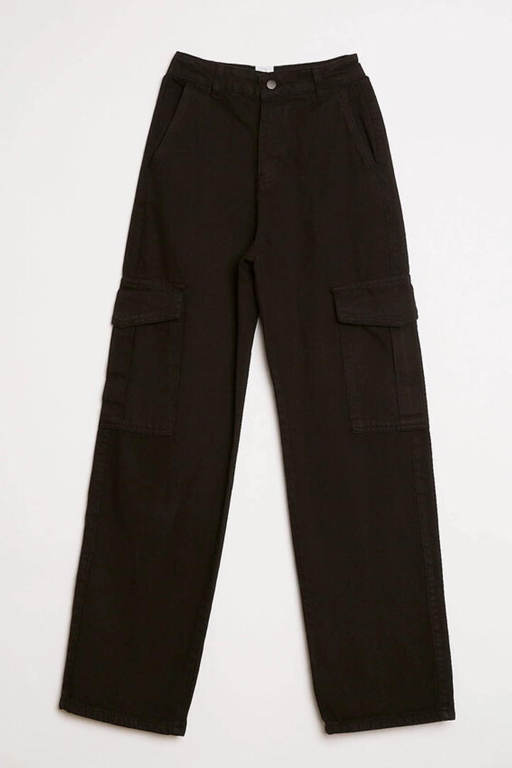 Bir model, Robin toptan giyim markasının ROB10210 - Trousers - Black toptan Pantolon ürününü sergiliyor.
