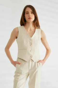 Bir model, Robin toptan giyim markasının ROB10383 - Vest - Stone Color toptan Yelek ürününü sergiliyor.