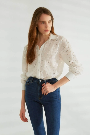 A model wears ROB10328 - Shirt - Ecru, wholesale undefined of Robin to display at Lonca