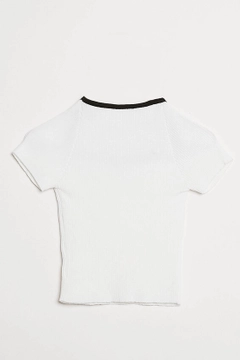 Bir model, Robin toptan giyim markasının ROB10434 - Blouse - White Black toptan Bluz ürününü sergiliyor.