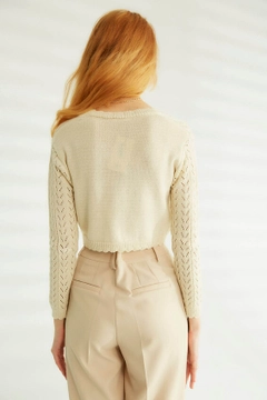 Hurtowa modelka nosi ROB10517 - Crop Cardigan - Cream, turecka hurtownia Sweter rozpinany firmy Robin