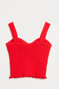 Bir model, Robin toptan giyim markasının ROB10531 - Blouse - Red toptan Bluz ürününü sergiliyor.