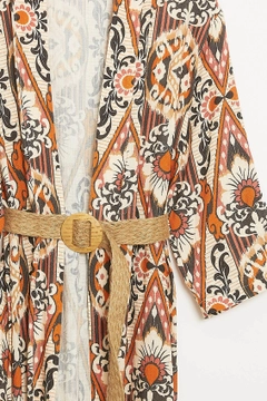 Bir model, Robin toptan giyim markasının ROB10644 - Kimono - Tan toptan Kimono ürününü sergiliyor.