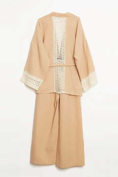 Bir model, Robin toptan giyim markasının ROB10647 - Kimono - Camel toptan Kimono ürününü sergiliyor.