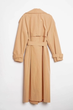 Un mannequin de vêtements en gros porte ROB10831 - Trench Coat - Camel, Trench-Coat en gros de Robin en provenance de Turquie