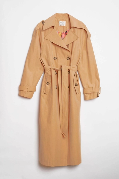 A model wears ROB10831 - Trench Coat - Camel, wholesale Trenchcoat of Robin to display at Lonca