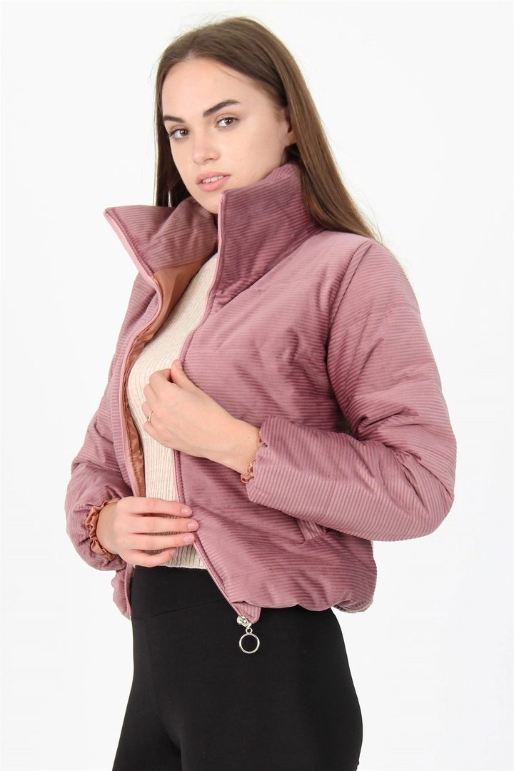 Bir model, Mode Roy toptan giyim markasının 34967 - Coat - Powder Pink toptan Kaban ürününü sergiliyor.