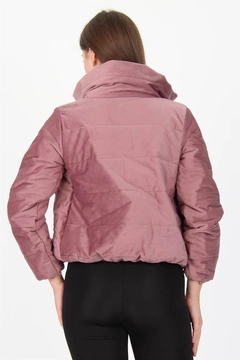 Una modelo de ropa al por mayor lleva 34967 - Coat - Powder Pink, Abrigo turco al por mayor de Mode Roy