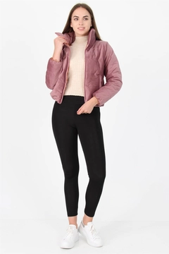 Ένα μοντέλο χονδρικής πώλησης ρούχων φοράει 34967 - Coat - Powder Pink, τούρκικο Σακάκι χονδρικής πώλησης από Mode Roy