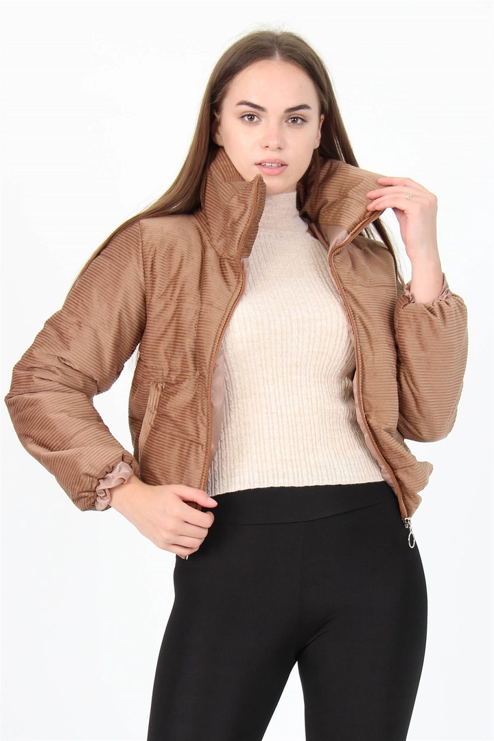 Bir model, Mode Roy toptan giyim markasının 35017 - Coat - Camel toptan Kaban ürününü sergiliyor.
