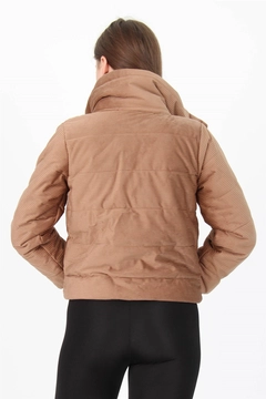 Ένα μοντέλο χονδρικής πώλησης ρούχων φοράει 35017 - Coat - Camel, τούρκικο Σακάκι χονδρικής πώλησης από Mode Roy