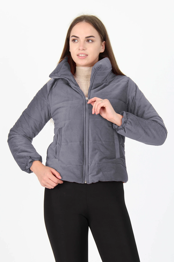 Bir model, Mode Roy toptan giyim markasının 35019 - Coat - Grey toptan Kaban ürününü sergiliyor.