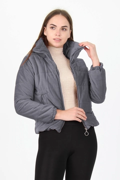 Una modella di abbigliamento all'ingrosso indossa 35019 - Coat - Grey, vendita all'ingrosso turca di Cappotto di Mode Roy
