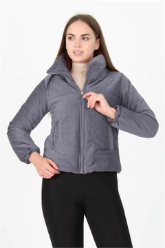 Ein Bekleidungsmodell aus dem Großhandel trägt 35019 - Coat - Grey, türkischer Großhandel Mantel von Mode Roy