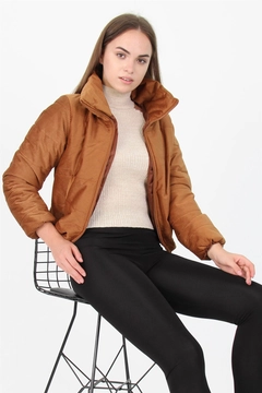 Una modelo de ropa al por mayor lleva 35024 - Coat - Tan, Abrigo turco al por mayor de Mode Roy