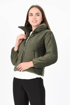 Bir model, Mode Roy toptan giyim markasının 35022 - Coat - Khaki toptan Kaban ürününü sergiliyor.