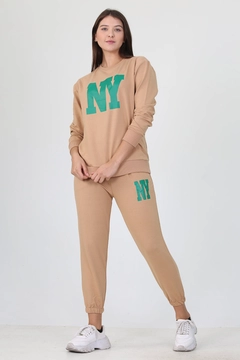 Una modella di abbigliamento all'ingrosso indossa 35046 - Tracksuit - Beige, vendita all'ingrosso turca di Tuta di Mode Roy