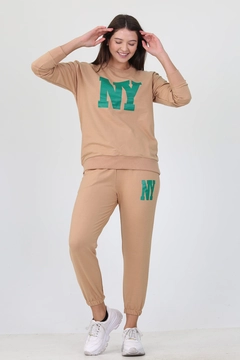 Ένα μοντέλο χονδρικής πώλησης ρούχων φοράει 35046 - Tracksuit - Beige, τούρκικο Αθλητική φόρμα χονδρικής πώλησης από Mode Roy