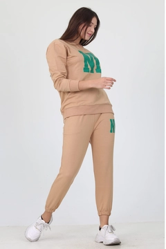 Una modella di abbigliamento all'ingrosso indossa 35046 - Tracksuit - Beige, vendita all'ingrosso turca di Tuta di Mode Roy