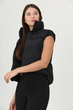 Una modella di abbigliamento all'ingrosso indossa 35066 - Vest - Black, vendita all'ingrosso turca di Veste di Mode Roy