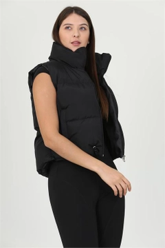 Bir model, Mode Roy toptan giyim markasının 35066 - Vest - Black toptan Yelek ürününü sergiliyor.