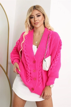 Una modella di abbigliamento all'ingrosso indossa 35070 - Cardigan - Fuchsia, vendita all'ingrosso turca di Cardigan di Mode Roy
