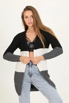 Een kledingmodel uit de groothandel draagt 35073 - Cardigan - Grey, Turkse groothandel Vest van Mode Roy