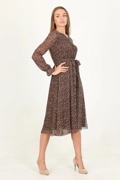 Una modella di abbigliamento all'ingrosso indossa 35088 - Dress - Brown, vendita all'ingrosso turca di Vestito di Mode Roy