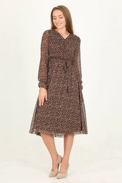 Bir model, Mode Roy toptan giyim markasının 35088 - Dress - Brown toptan Elbise ürününü sergiliyor.