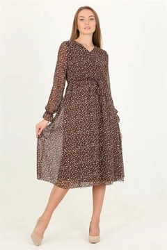Ένα μοντέλο χονδρικής πώλησης ρούχων φοράει 35088 - Dress - Brown, τούρκικο Φόρεμα χονδρικής πώλησης από Mode Roy