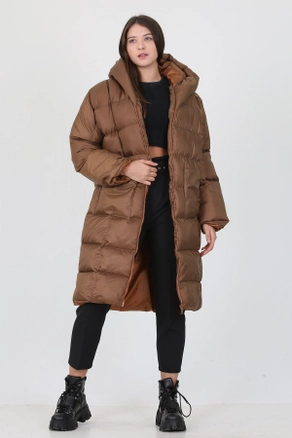 A model wears 35090 - Coat - Brown, wholesale undefined of Roy Moda to display at Lonca