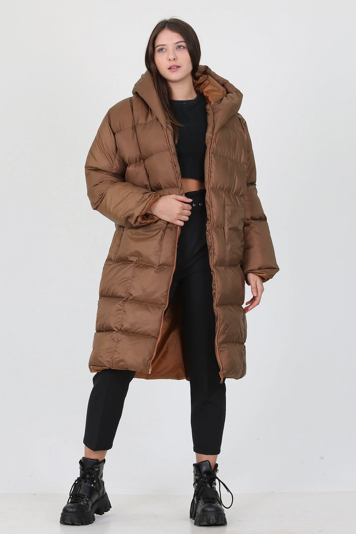 Una modella di abbigliamento all'ingrosso indossa 35090 - Coat - Brown, vendita all'ingrosso turca di Cappotto di Mode Roy