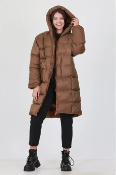 Un mannequin de vêtements en gros porte 35090 - Coat - Brown, Manteau en gros de Mode Roy en provenance de Turquie